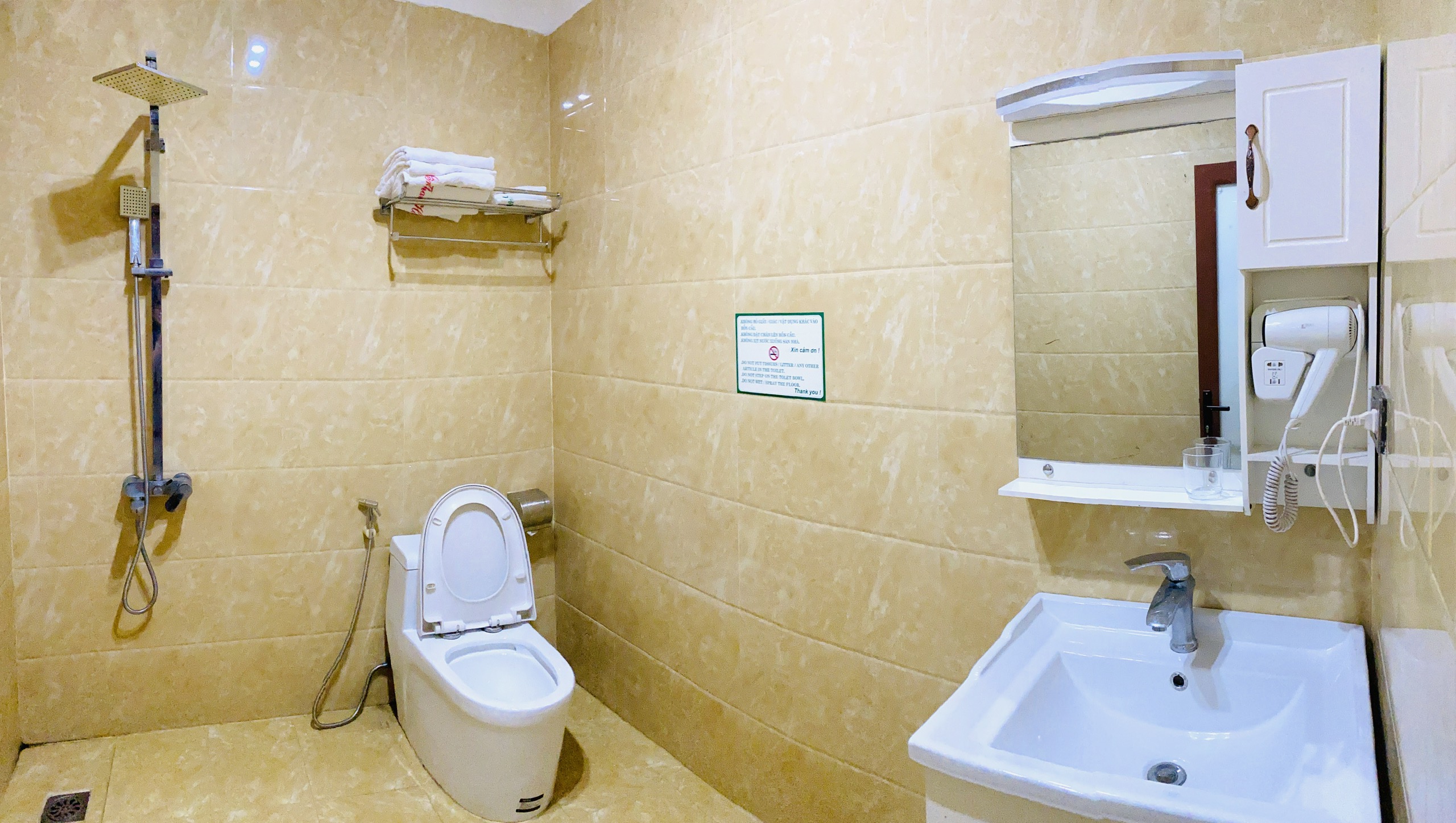 Phòng tắm rộng sạch đẹp