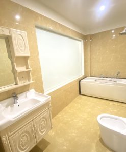 Nhà tắm có bồn tắm massage