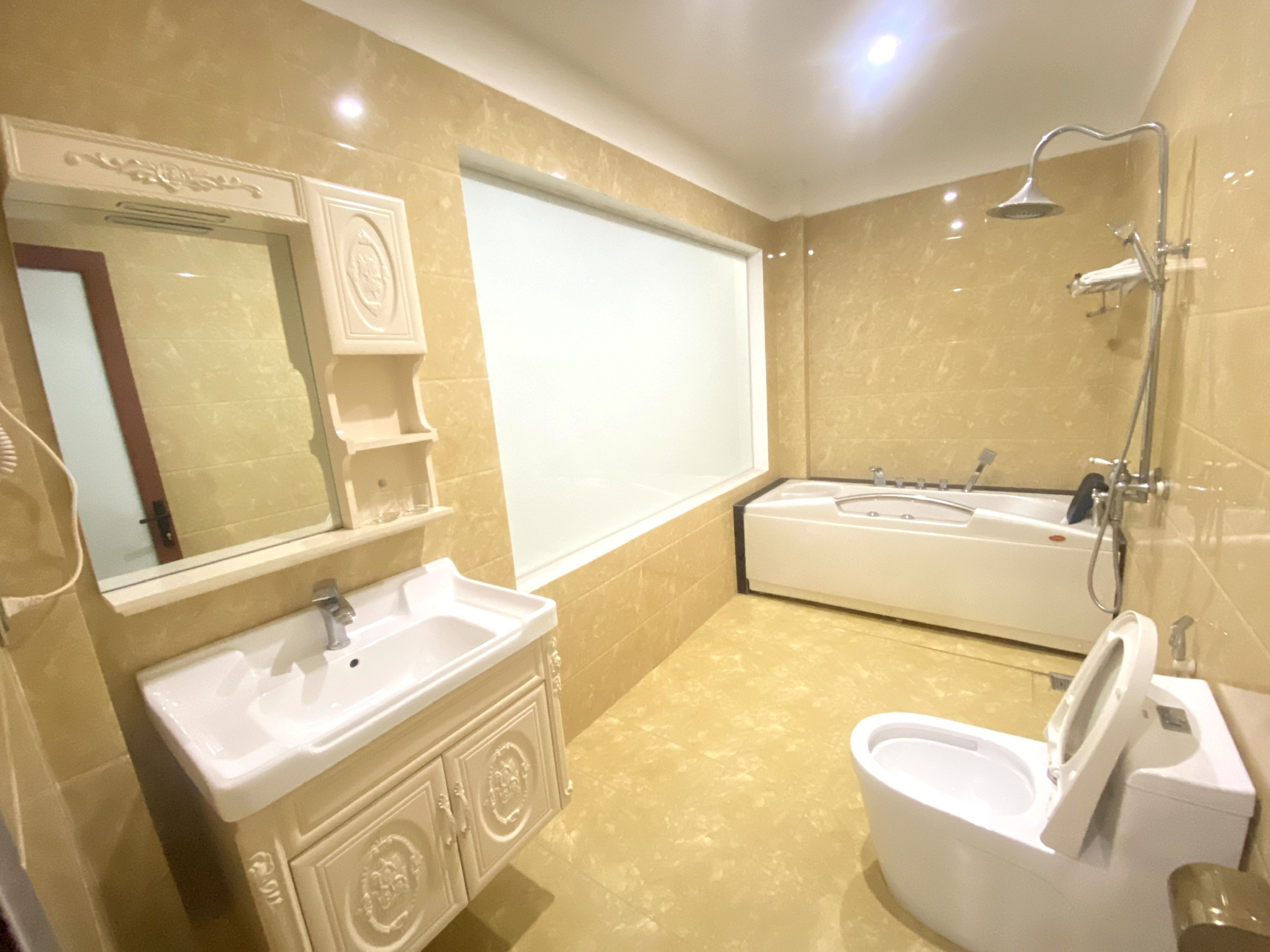 Nhà tắm có bồn tắm massage